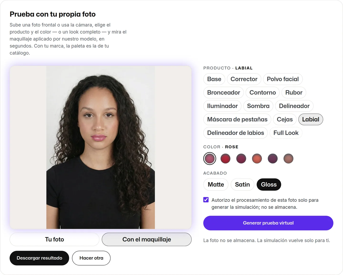 Bloque 'Prueba con tu propia foto' en maiascan.ai después de generar la prueba virtual: la foto enviada aparece con labial rosé gloss aplicado, con los botones 'Tu foto' y 'Con el maquillaje' para alternar y los botones 'Descargar resultado' y 'Hacer otra'