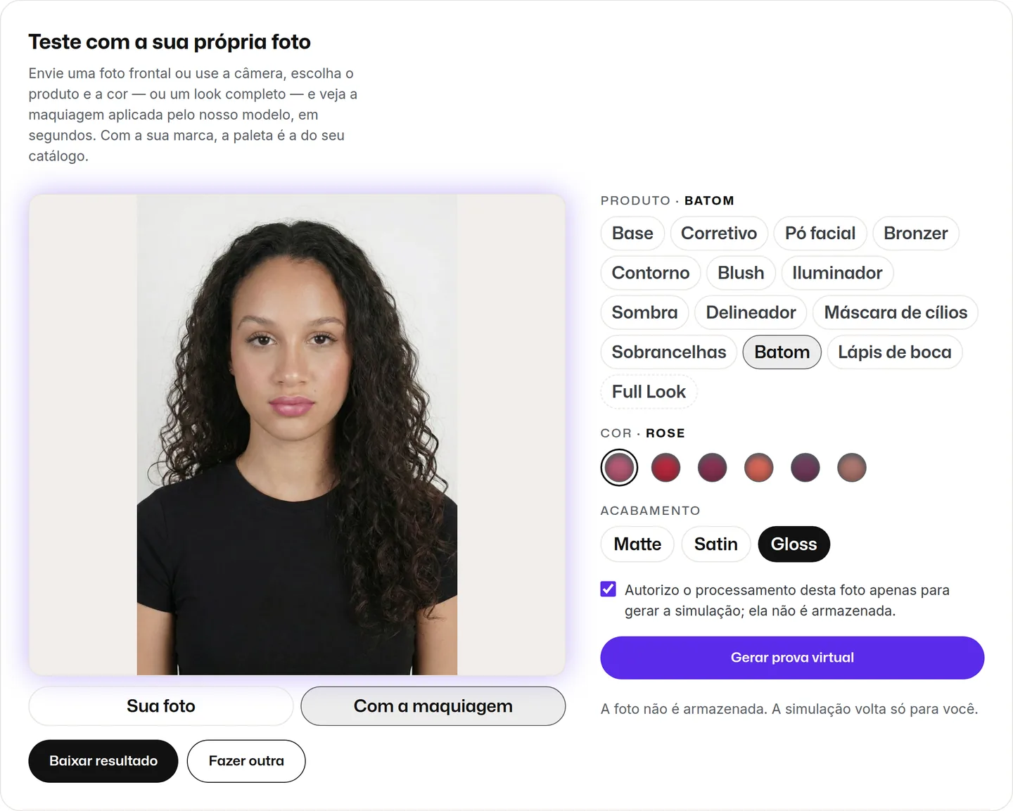 Bloco 'Teste com a sua própria foto' em maiascan.ai depois de gerar a prova virtual: a foto enviada aparece com o batom rosé gloss aplicado, com os botões 'Sua foto' e 'Com a maquiagem' para alternar e 'Baixar resultado'