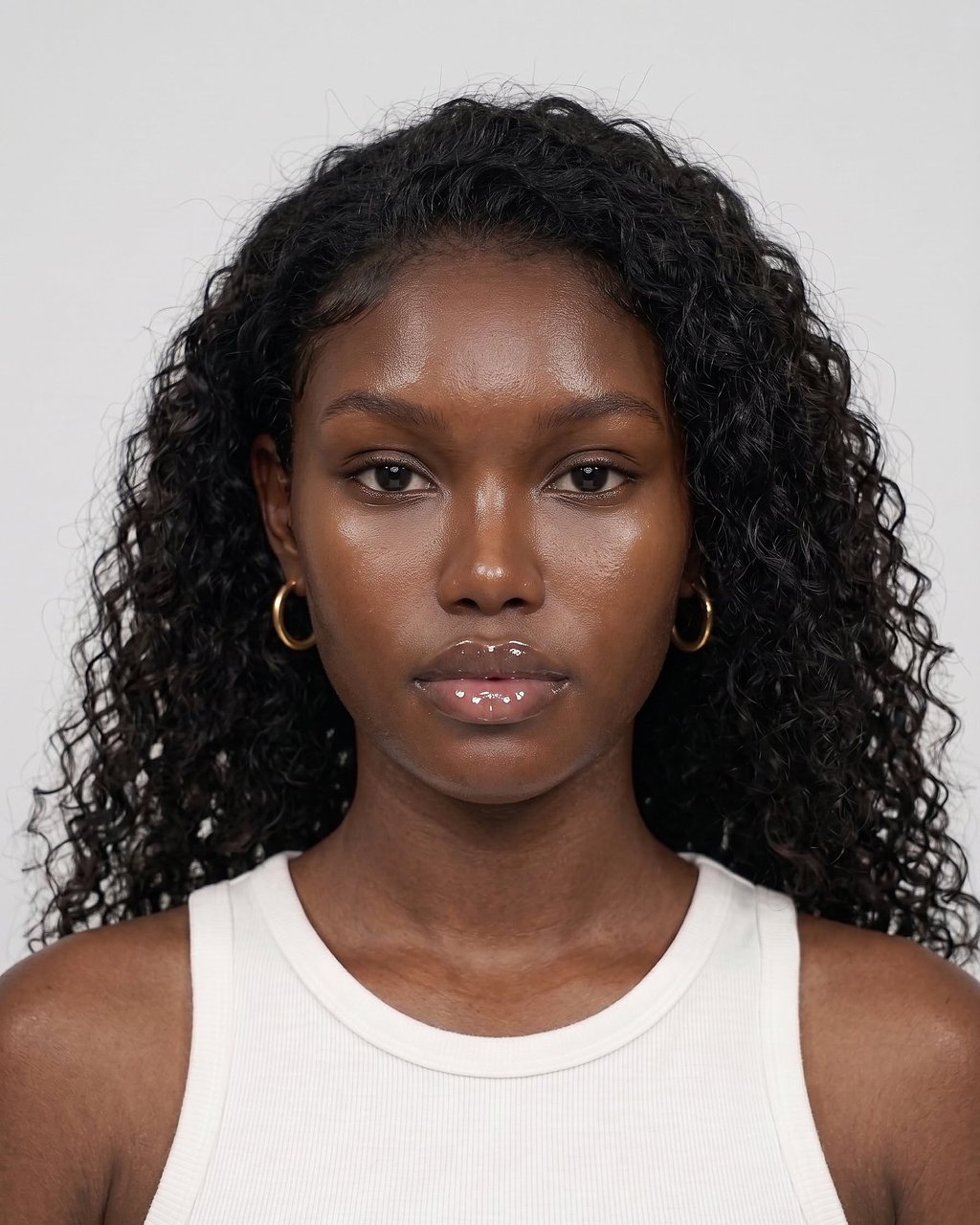 Antes e depois: a mesma foto da modelo de demonstração com batom aplicado pelo MaIA Try-On